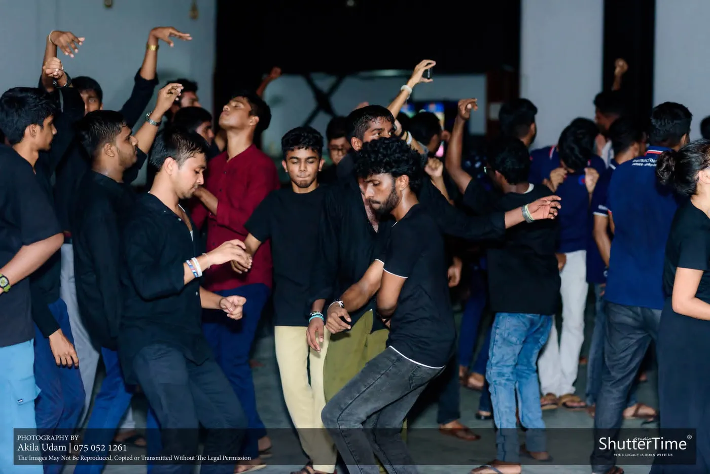 සිසුන් කණ්ඩායමක් අත් ඔසවා නටමින්