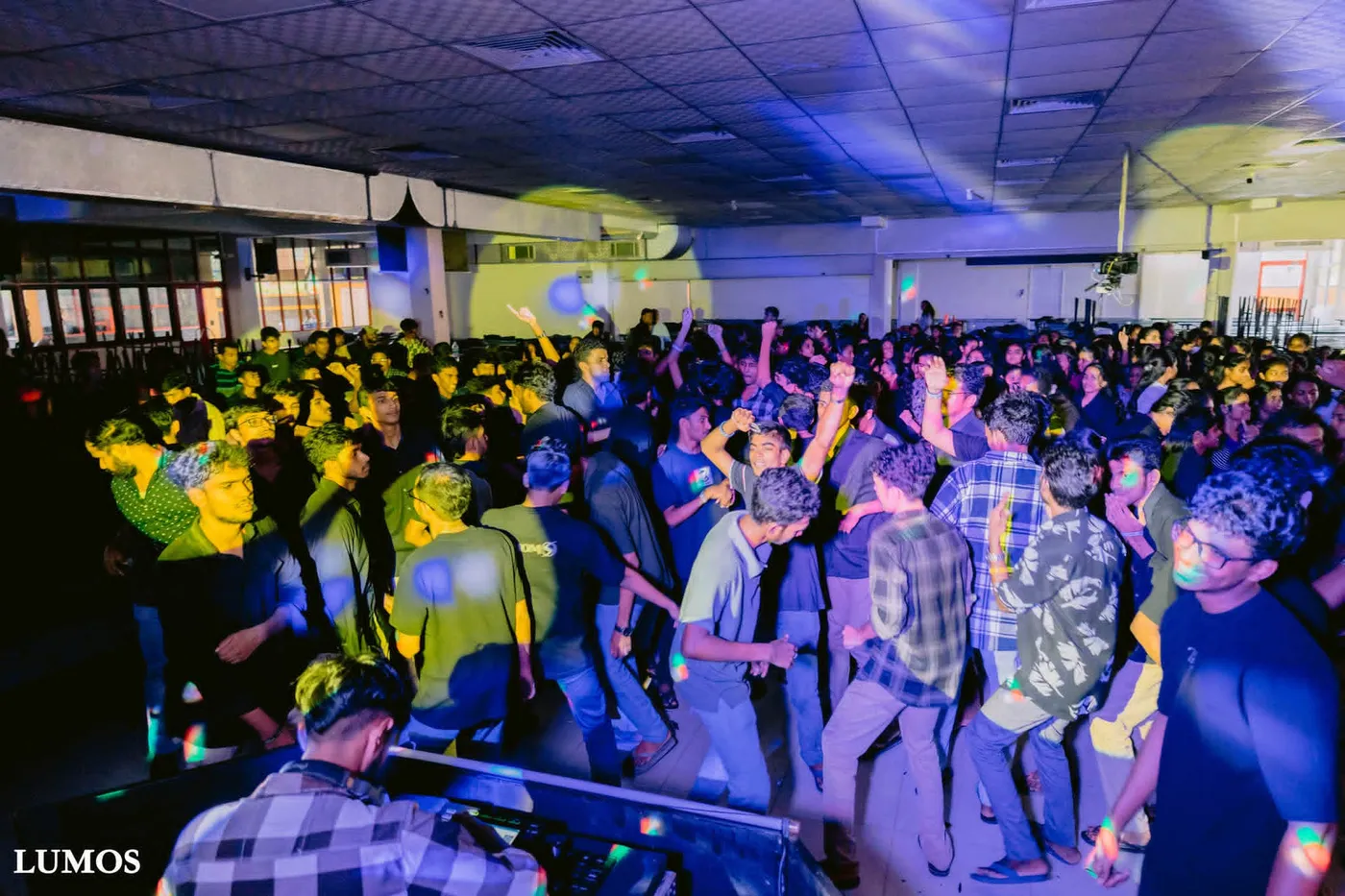 නිල් ආලෝකය යටතේ නටන සිසුන් සමූහයක්