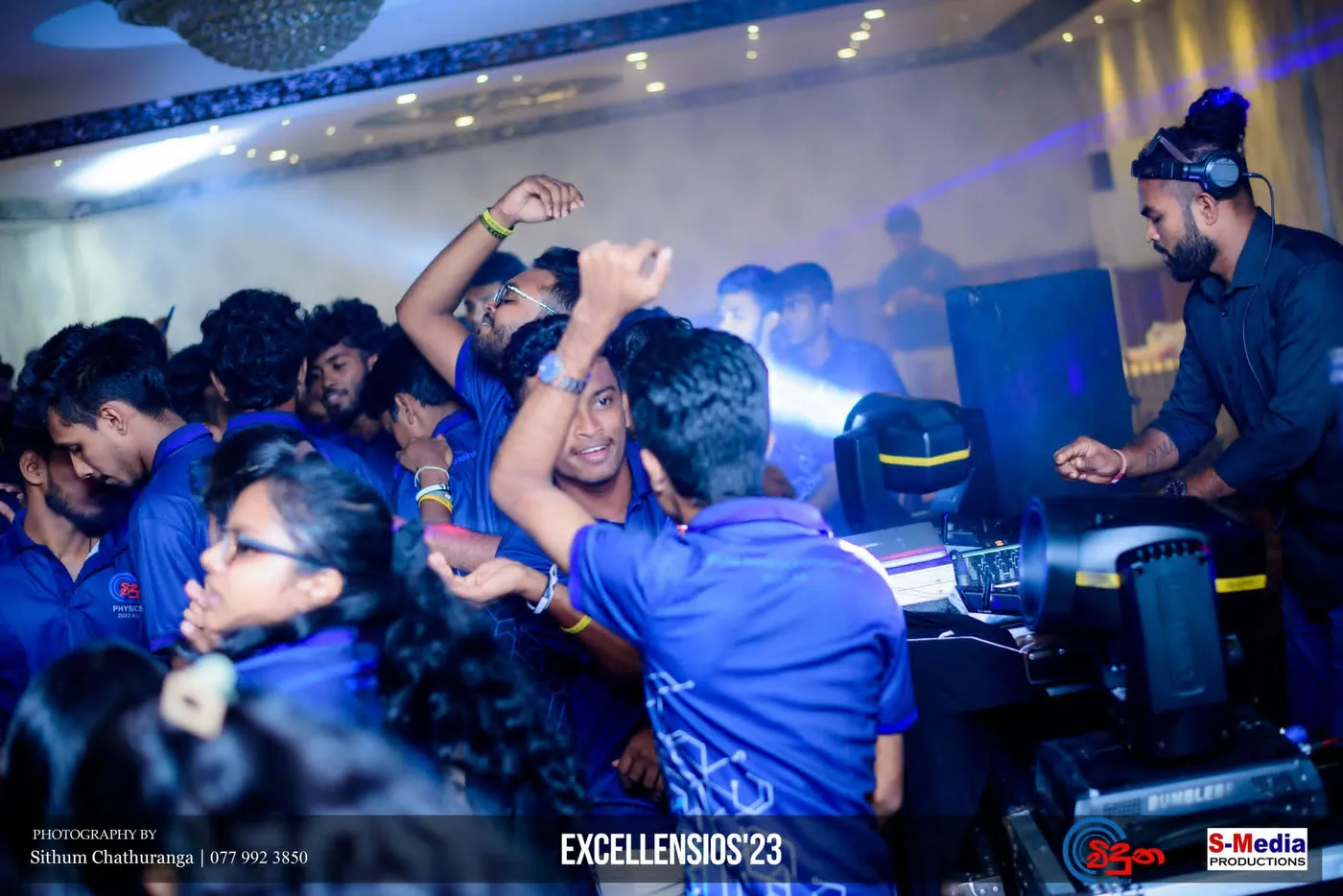 නිල් EXCELLENSIOS'23 කමිස ඇඳි සිසුන් ඩීජේ කුටිය අසල