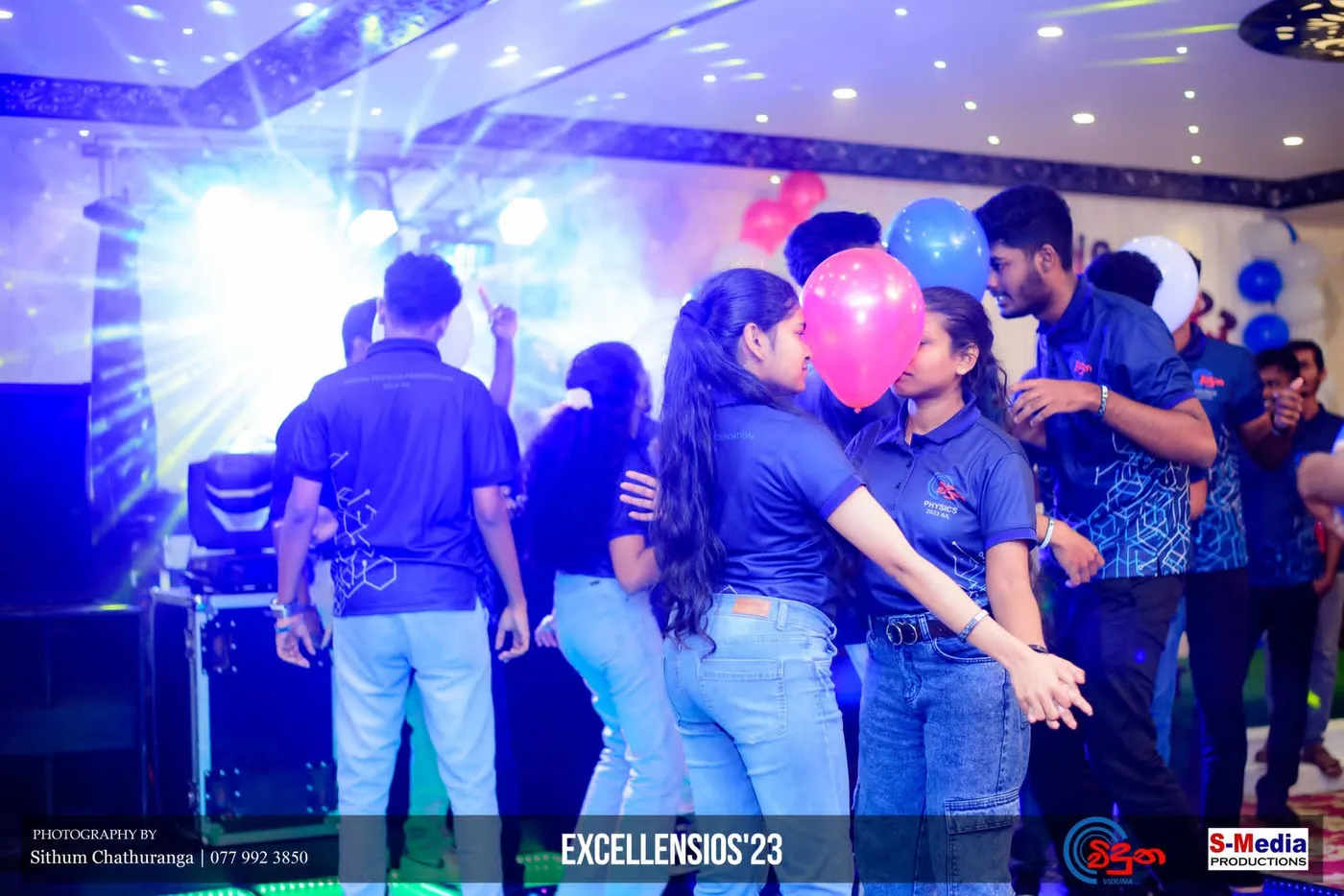වේදිකා ආලෝකය යටතේ බැලූන් සමඟ නටන සිසුන්