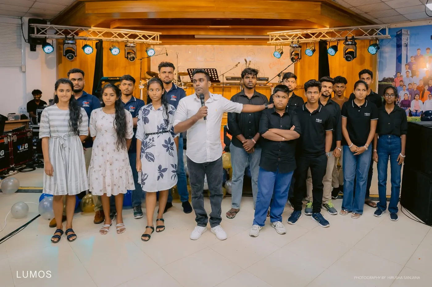 වේදිකාවේ එක්ව සිටගත් සිසුවියන් සහ සිසුන් කණ්ඩායමක්